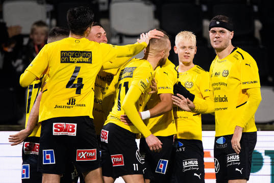 Mjällbys Adam Ståhl jublar med lagkamrater