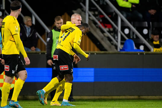 Mjällbys Adam Ståhl och Silas Nwankwo jublar