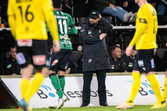 Varbergs tränare Joakim Persson deppar