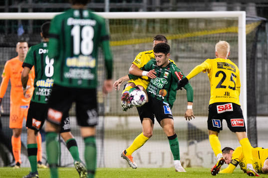 Varbergs Ismet Lushaku och Mjällbys Ivan Kricak
