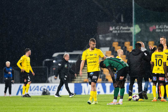Varbergs Gideon Mensah deppar bredvid Mjällbys Jesper