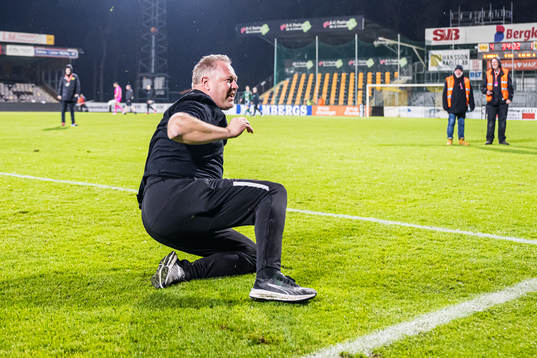 Mjällbys assisterande tränare Stefan Ekstrand jublar med