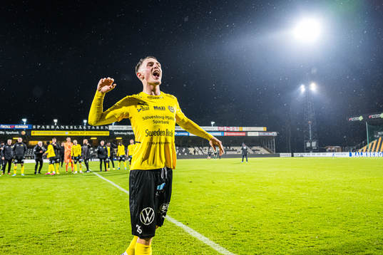 Mjällbys Noah Persson jublar