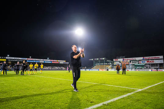 Mjällbys assisterande tränare Stefan Ekstrand jublar