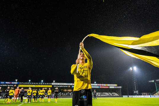 Mjällbys Noah Persson jublar