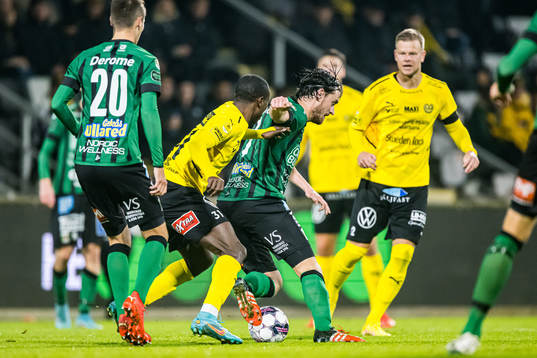 Varbergs Robin Tranberg och Mjällbys Silas Nwankwo