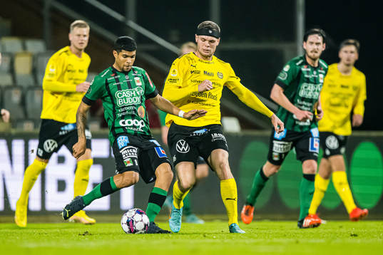 Varbergs Luke Le Roux och Mjällbys Jacob Bergström