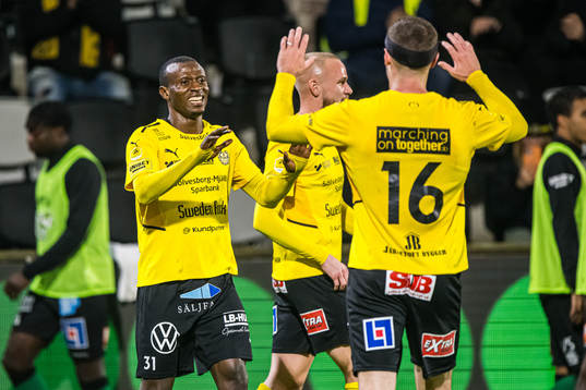 Mjällbys Silas Nwankwo jublar med lagkamrater