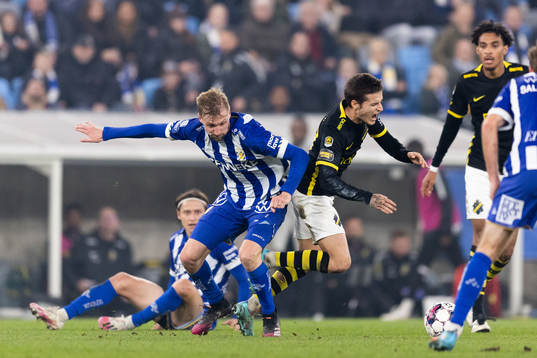 IFK Göteborgs Sebastian Eriksson tacklar AIKs Vincent Thill