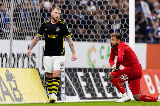 AIKs John Guidetti bredvid IFK Göteborgs målvakt Warner
