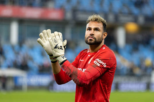 IFK Göteborgs målvakt Warner Hahn tackar publiken