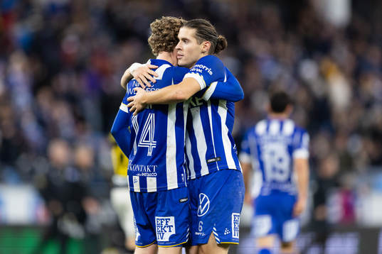 IFK Göteborgs Gustaf Norlin jublar ihop med Eman Markovic