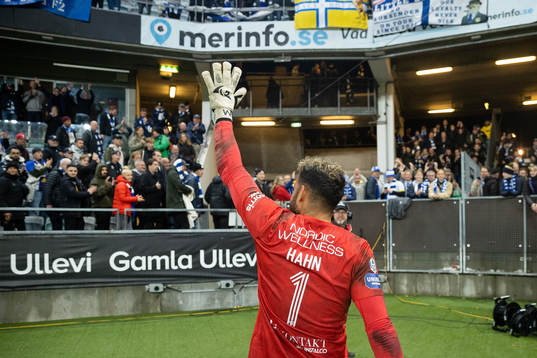IFK Göteborgs målvakt Warner Hahn tackar publiken