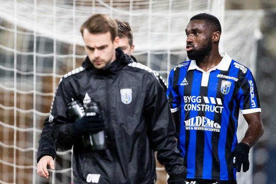 Sirius Patrick Nwadike lämnar planen skadad