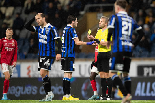 Domare Glenn Nyberg delar ut ett gult kort till Sirius