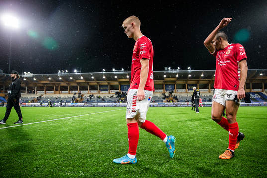 Kalmars Carl Gustafsson och Romario Pereira Sipiao deppar