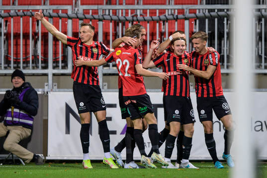Brommapojkarnas Oscar Pettersson jublar med lagkamrater