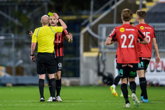 Brommapojkarnas Amadeus Sögaard får ett gult kort av