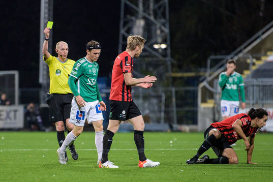 Brages Filip Sjöberg får ett gult kort av Domare Per Melin