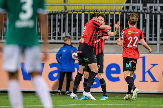 Brommapojkarnas Marijan Cosic jublar med lagkamrater