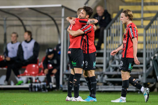 Brommapojkarnas Marijan Cosic jublar med Amadeus Sögaard