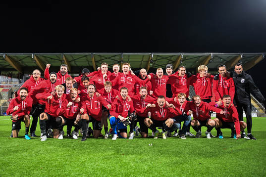 Brommapojkarnas spelare och ledare jublar