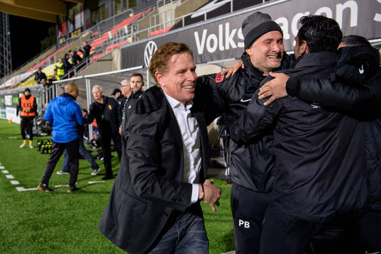 Brommapojkarnas tränare Christer Mattiasson jublar