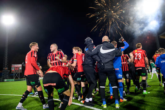 Brommapojkarnas spelare jublar