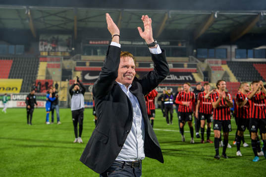 Brommapojkarnas tränare Christer Mattiasson jublar