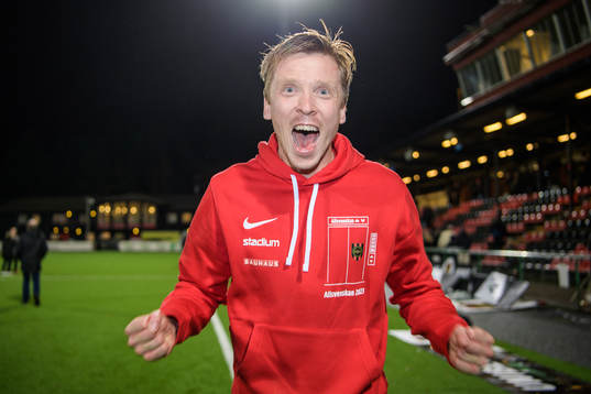 Brommapojkarnas Gustav Sandberg Magnusson jublar