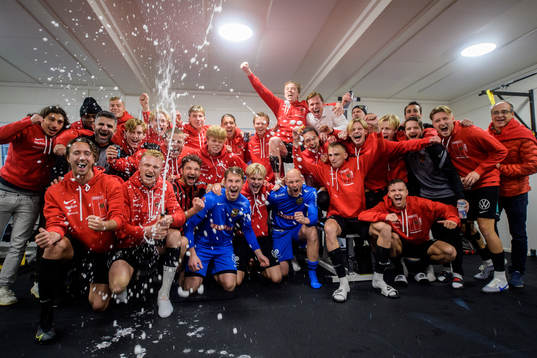 Brommapojkarnas spelare och ledare jublar