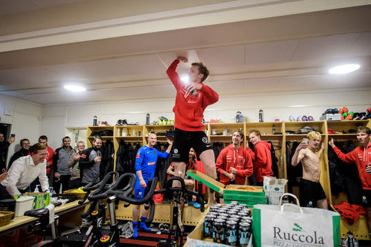 Brommapojkarnas Gustav Sandberg Magnusson jublar