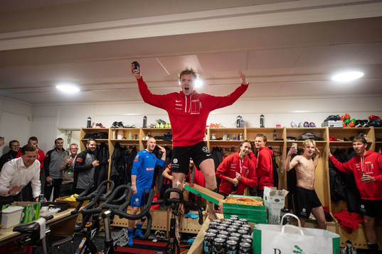 Brommapojkarnas Gustav Sandberg Magnusson jublar