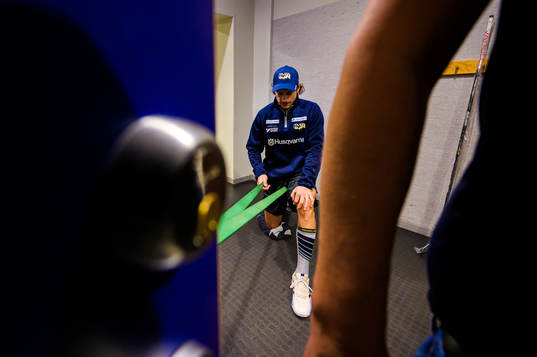 HV71s André Petersson värmer upp