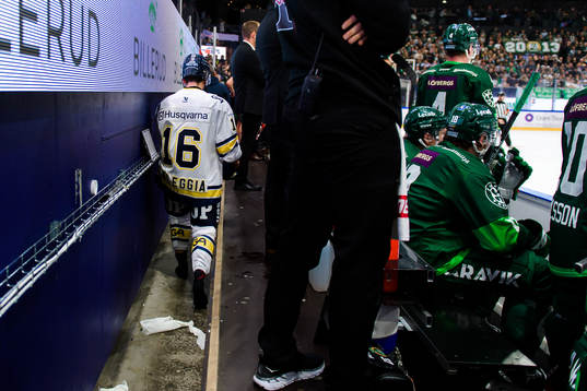 HV71s Joseph Laleggia går av planen