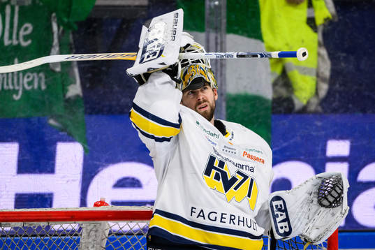 HV71s målvakt Joni Ortio deppar