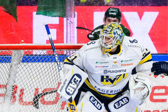 Färjestads Oscar Lawner gör ett mål på HV71s målvakt