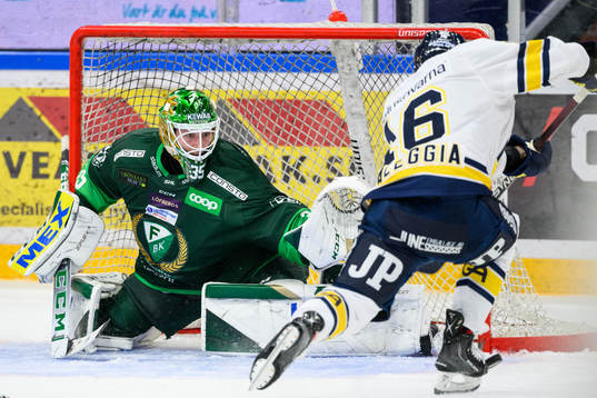Färjestads målvakt Dennis Hildeby och HV71s Joseph