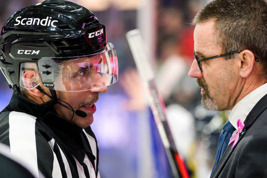 Domare Linus Öhlund och HV71s tränare Tommy Samuelsson