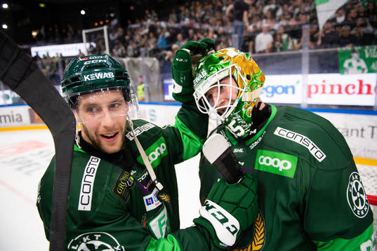 Färjestads Per Åslund och målvakt Dennis Hildeby jublar