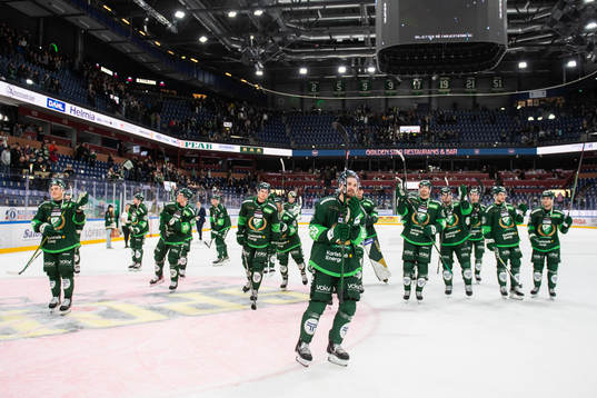 Färjestads Linus Johansson jublar med lagkamrater