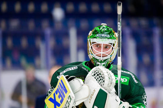 Färjestads målvakt Dennis Hildeby jublar