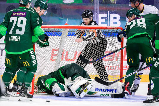 Färjestads målvakt Dennis Hildeby ser på när HV71s Emil
