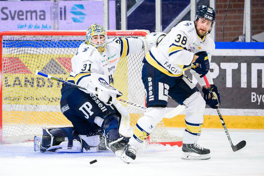 HV71s målvakt Joni Ortio och Nichlas Torp