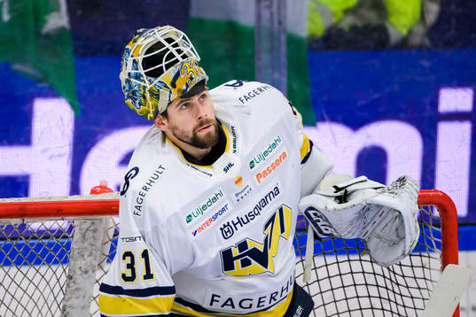 HV71s målvakt Joni Ortio deppar