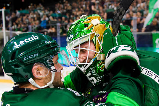 Färjestads Axel Bergkvist och målvakt Dennis Hildeby