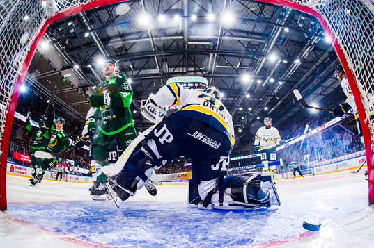 Färjestads Marcus Nilsson och Remi Elie jublar