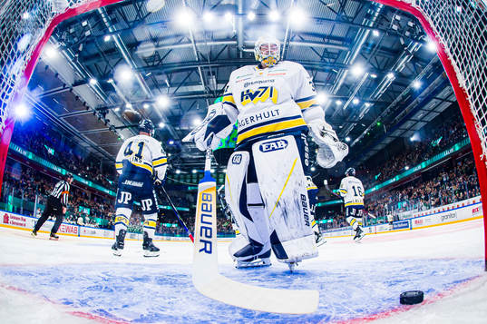 HV71s målvakt Joni Ortio deppar