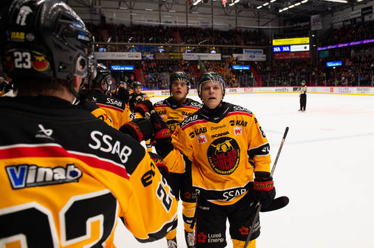Luleås Joonas Rask jublar med lagkamrater gör 1-1