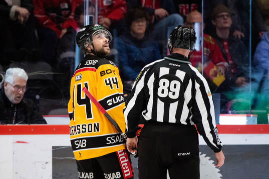 Luleås Jonathan Andersson blir utvisad